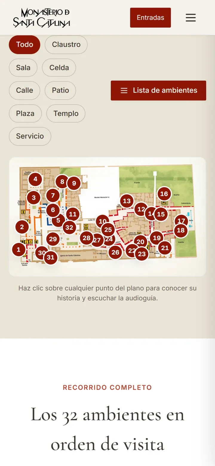 Plano interactivo del sitio en un teléfono: los 32 ambientes numerados en orden de visita, con filtros por tipo de ambiente.