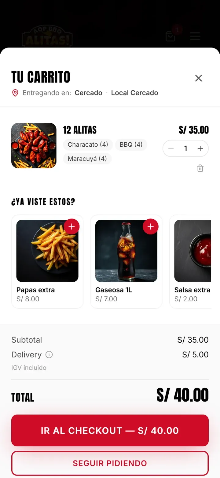 Pantalla del carrito en un teléfono, con los sabores elegidos, sugerencias, costo de delivery y total; su conexión con el sistema es la etapa en curso.